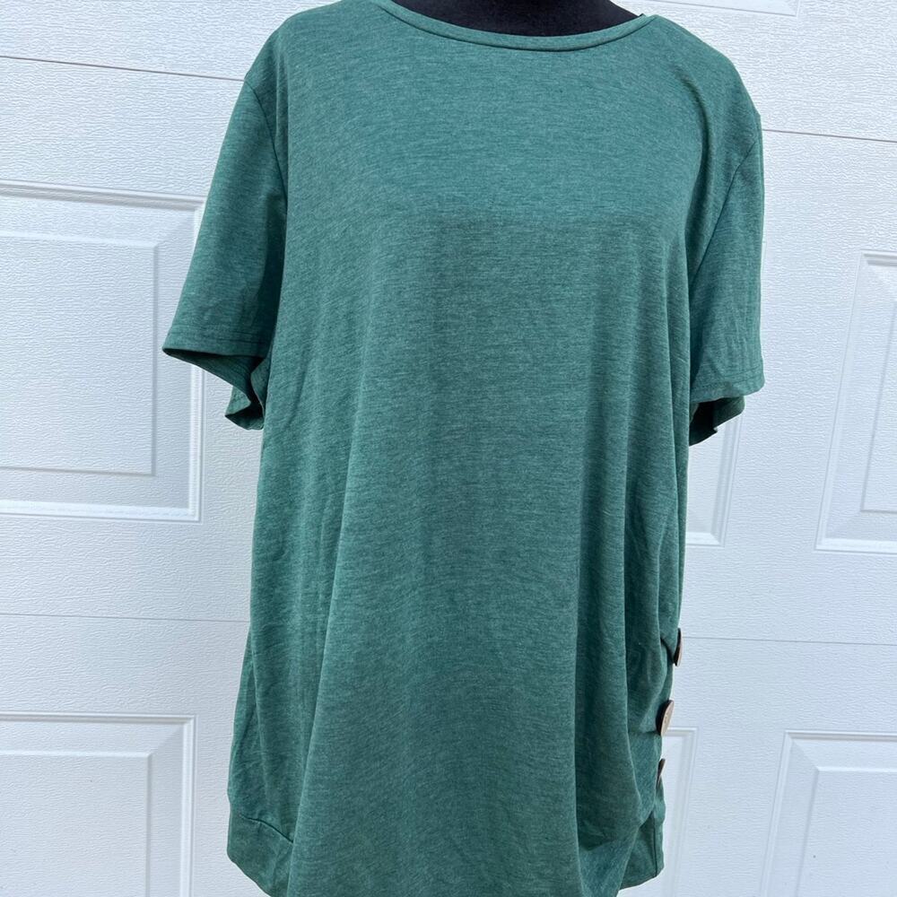 Vislily green T-shirt with button accent on waist. Women's size 18W